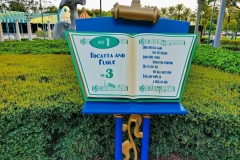 Hinweisschild zu Loch 1 auf dem Minigolfplatz Fantasia Gardens