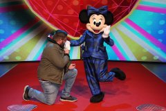 Torsten gibt Fashionista Minnie einen Handkuss