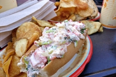 Lobster Roll mit Kartoffelchips als Beilage