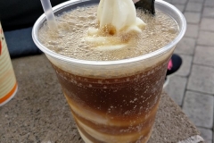 Plastikbecher mit Rootbeer Float