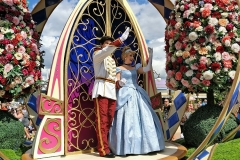 Cinderella und Prinz Charming winken vom Paradenwagen