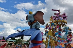 Dumbofigur  auf einem Paradenwagen