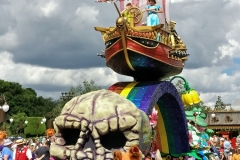 Paradenwagen mit Totenkopf, Regenbogen und Piratenschiff