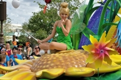 Tinkerbell sitzt auf einer riesigen Blüte