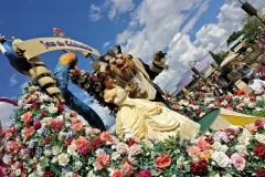 Blumengeschmückter Wagen mit Belle und dem Biet