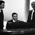 Walt Disney mit den Sherman Brothers am Klavier