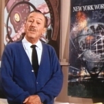 Walt Disney vor einem Plakat für die Weltausstellung 1964