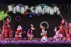 Goofy, Mickey, Minnie und der Weihnachtsmann auf der Bühne bei Goofys Incredible Christmas