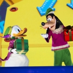 Donald Duck und Goofy halten Weihnachtsgeschenke bereit