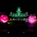 Halloween-Schmuck an der Main Street Station