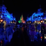 Main Street und Schloss bei Nacht