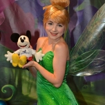 Tinkerbell mit Mickey Mouse Stofftier in der Hand