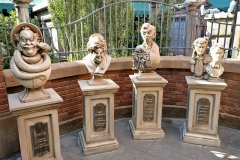 Marmorskulpturen in der Warteschlange von Haunted Mansion