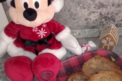 Minnie Mouse freut sich auf die fertigen Cookies