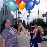 Dörthe und Torsten stehen sich gegenüber una halten Luftballons in HÄnden