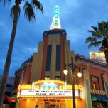 Beleuchtete Fassade in Disney's Hollywood Studios