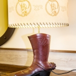 Lampe im Cowboy-Stiefel-Look