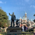 Partnerstatue: Walt mit Mickey