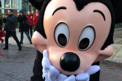 Mickey Mouse hat die Hände vor den Mund geschlagen