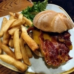 Burger mit Pommes Frites