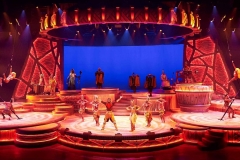 Blick auf die Bühne der The Lion King: Rhythms of the Pride Lands Show