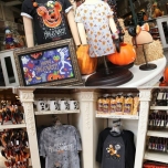 Blick auf die Regale mit Halloween Souvenirs