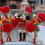 Minnie Mouse im Weihnachtskleid mit Tänzerinnen