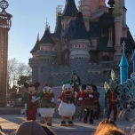 Disney Figuren auf der Bühne vor dem Schloss