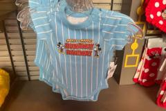 Body für Babies im Design von Mickey and Minnie's Runaway Railway (©wdwnt)