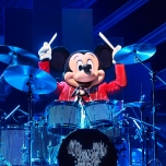 Mickey Mouse spielt Schalgzeug