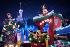 Mickey & Pluto & Stitch in ihrem Paradewagen - mit dem Sleeping Beauty Castle im Hintergrund