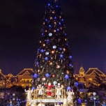 Bühne vor dem Weihnachtsbaum