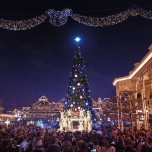 Mickey´s Magical Christmas Lights vor dem Weihnachtsbaum