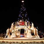 Bühne mit Tänzern und dem Weihnachtsmann bei Mickey´s Magical Christmas Lights