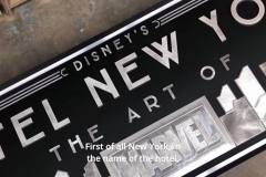 Das neue Eingangsschild von Disney's Hotel New York - The Art of Marvel