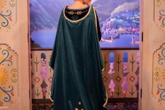 Anna aus Frozen in ihrem neuen Kleid