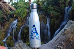 Souvenir: Trinkflasche zu Avatar vor einem Wasserfall