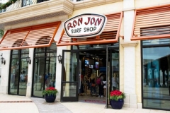 Eingang von Ron Jon Surf Shop in Disney Springs