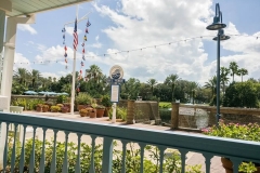 Blick auf den Anleger an Disney's Old Key West mit dem Fahnenmast