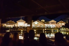 Blick auf das Hauptgebäude von Disney's Old Key West Resort bei Dunkelheit