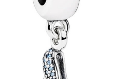 Pandora Charm in Form eines glitzernden Schuhs