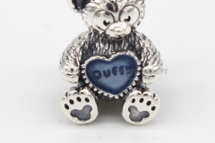 Duffy Disney Bär mit einem blauen Herzen in den Pfoten