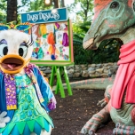 Daisy Duck als Designerin steht zum Foto bereit