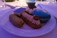 Teller mit Macaron, Eclair und anderen Petit Four