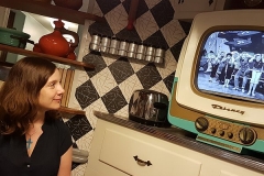 Esstisch mit Fernseher im Look der 50er Jahre