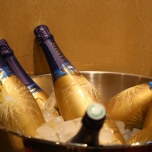 Champagnerflaschen von Lanson in gold-blauem Design in einem Eiskübel