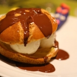 Profiterol mit Eiscremefüllung und Scholoadensauce