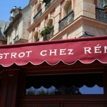 rote Markise mit der Aufschrift Bistrot Chez Remy