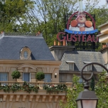 Blick auf die Dächer des Place de Remy mit großem Werbeschild für Gusteau's