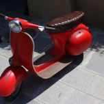 Roter Motorroller mit braunem Sattel